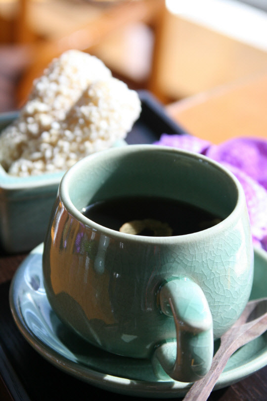 그랜드 하얏트 서울이 갤러리에서 전통차를 선보인다. 미세먼지와 건조한 날씨로 인해 목이 마르고 따끔거리는 증상을 호소하는 사람들이 늘어나는 가운데, 호흡기 건강에 도움이 되는 한방 전통차를 마련했다. 그랜드 하얏트 서울 제공